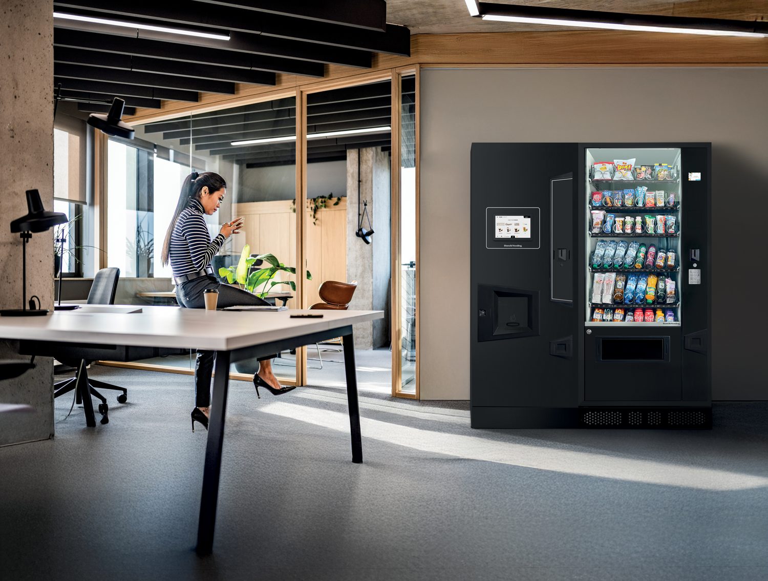 Máquina de café Bianchi Everly ligada a uma máquina de snacks Vitality L, instaladas num escritório