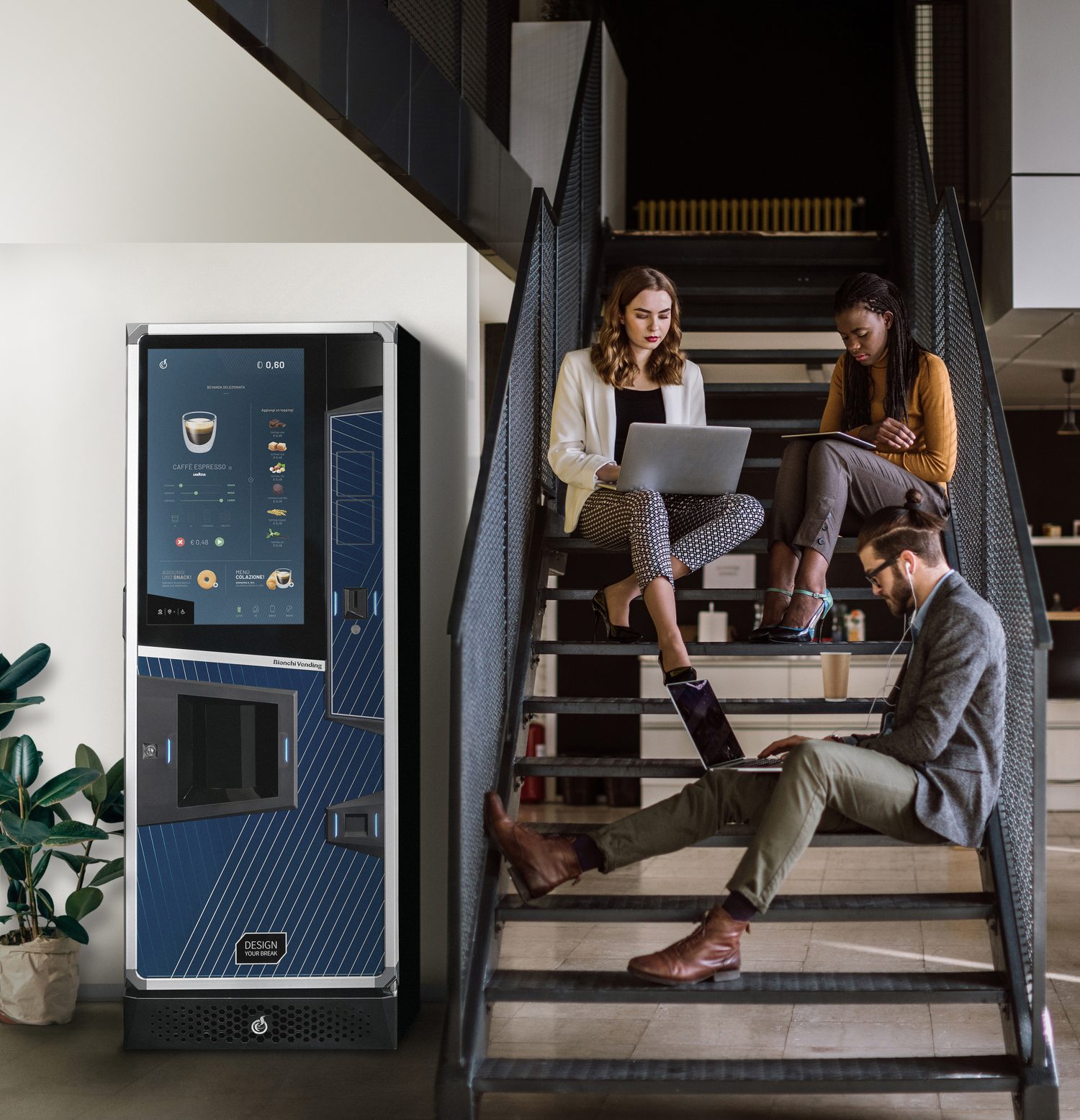 Máquina de café Bianchi Intuity + num espaço de trabalho, com pessoas a trabalhar